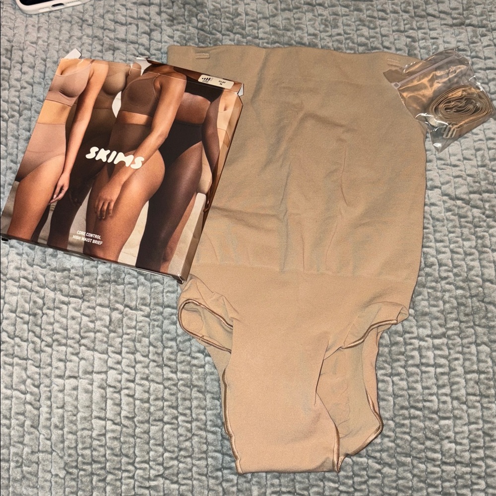 SKIMS CLAY core control brief Medium - Picture 7 of 8